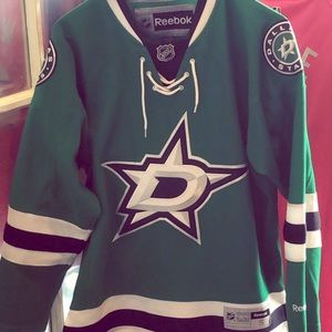 Men’s med Dallas stars hockey style jersey
